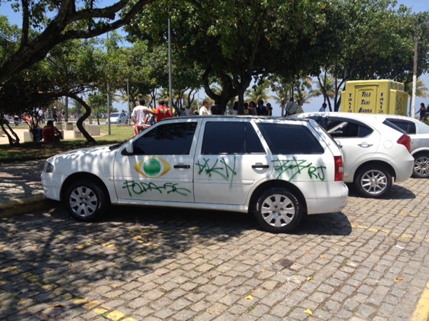 Carro da TV Bandeirantes também foi atacado por vândalos, nesta segunda (21).  (Foto: Mariucha Machado/G1)