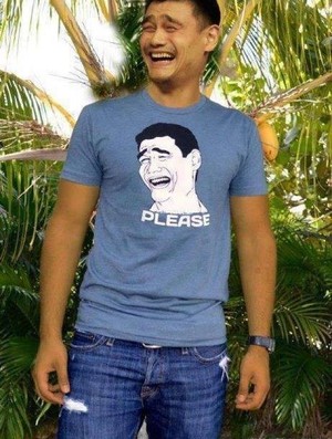 O chinês Yao Ming veste a camiseta com um dos memes mais populares da web (Foto: Reprodução / Facebook)