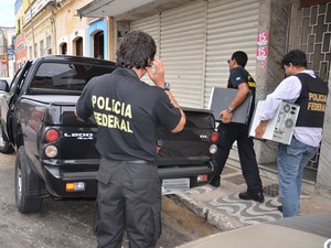 Polícia Federal durante a Operação Squadre em rua de João Pessoa, Paraíba (Foto: Walter Paparazzo/G1)