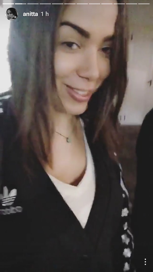 Anitta é flagrada por paparazzo em shopping (Foto: Reprodução/Instagram) Anitta é flagrada por paparazzo em shopping (Foto: Reprodução/Instagram)