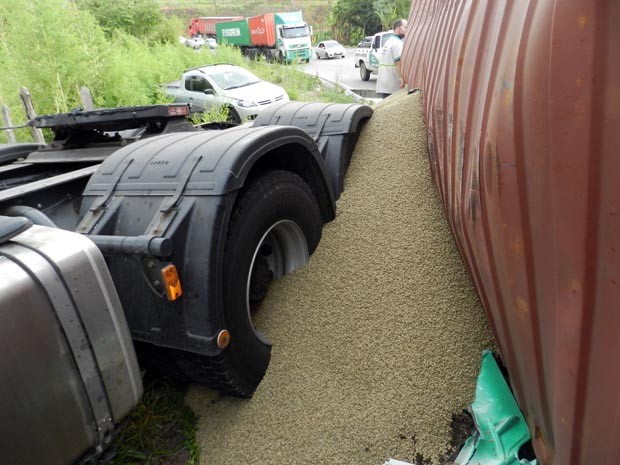 Entre veículos envolvidos, um estava carregado com carga de café em Varginha (Foto: Claudiniz Oliveira)