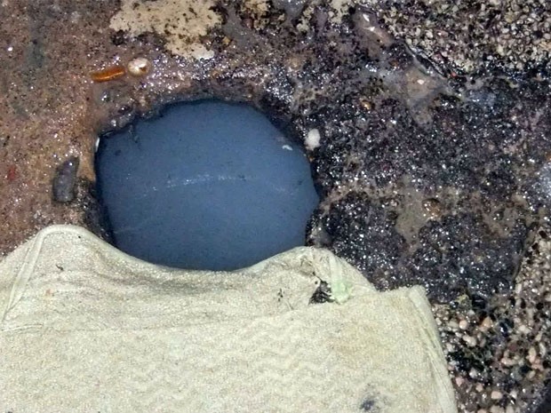 Esgoto pode ser visto de cela na Cadeia de Nepomuceno, MG (Foto: Reprodução EPTV)