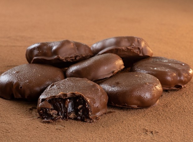 Receita de caramelo puxa-puxa banhado em chocolate ao leite também leva macadâmias (Foto: Junior Estruc / Divulgação)