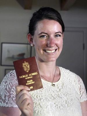 A norueguesa Marte Dalelv exibe seu passaporte, que havia sido retido pelas autoridades de Dubai (Foto: AP Photo/Kamran Jebreili)