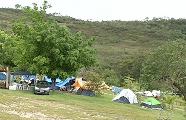 Alguns turistas preferem o contato com a natureza durante o feriado em Goiás (Foto: Reprodução/TV Anhanguera)