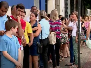 Em Colatina, vários moradores foram para a fila  (Foto: Reprodução/ TV Gazeta)