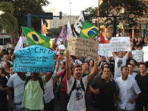 Grupo de manifestantes marcou protesta contra aumento das passagens de ônibus na Praça Arariboia (Foto: Priscilla Souza/ G1)