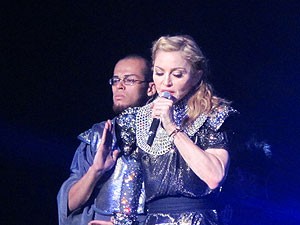 Madonna durante show em Milão, na Itália, da turnê do disco 'MDNA' (Foto: G1)