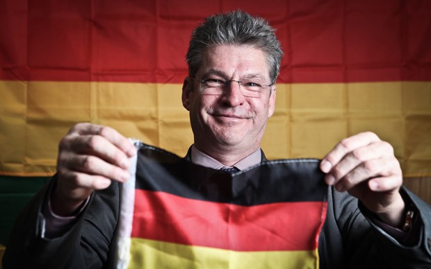 Eckart Michael Pohl mostra orgulhoso uma bandeira da Alemanha (Foto: Caio Kenji/G1) Eckart Michael Pohl mostra orgulhoso uma bandeira da Alemanha (Foto: Caio Kenji/G1)