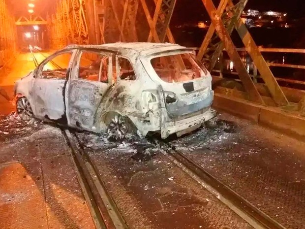 Carro foi incendiado por criminosos em Cachoeira após assalto a banco na cidade da Bahia  (Foto: Fábio Santos/Voz da Bahia)