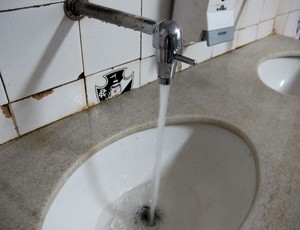 torneira água são januário vasco (Foto: André Casado / Globoesporte.com)