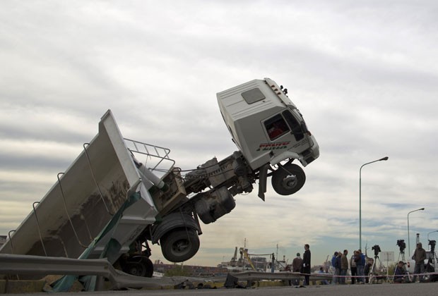 Caminhão é visto pendurado em uma ponte sobre o Rio da Prata após acidente em Buenos Aires (Foto: Natacha Pisarenko/AP)