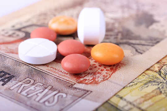 Dinheiro e remédios, os custos da saúde (Foto: Thinkstock/Getty Images)