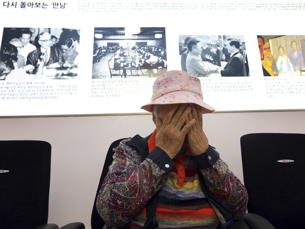 Sul-coreano Cho Jang-Geum, 81, chora quando ela preenche um formulário de inscrição para se reunir com seus familiares que vivem na Coreia do Norte, na sede da Cruz Vermelha da Coreia, em Seul, Coreia do Sul. (Foto: Yonhap, Park Dong-ju/AP)