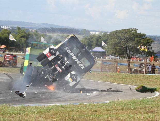 Geraldo Piquet acidente Fórmula Truck (Foto: Vanderley Soares/Orsi)