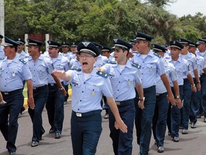 Oficiais fazem desfile em comemoração ao anivesário do CLA (Foto: Douglas Júnior/O Estado)