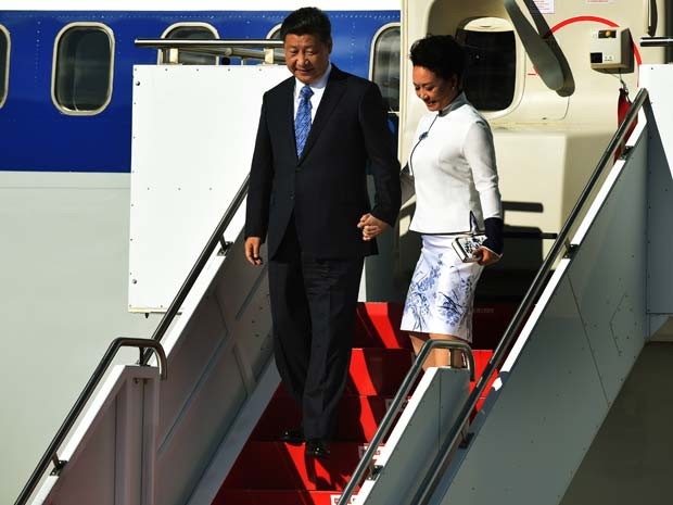 O presidente chinês Xi Jinping chega aos Estados Unidos nesta terça-feira (22) ao lado da mulher Peng Liyuan  (Foto: AFP PHOTO/MARK RALSTON)