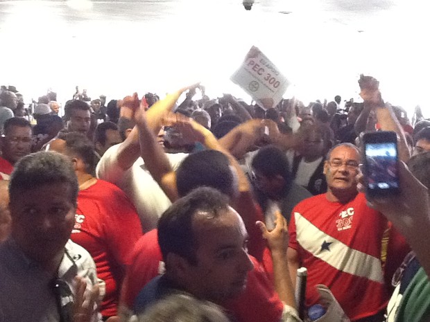 Deputado Major Fábio (DEM-PB) anuncia que Henrique Alves iria receber os líderes do grupo. Mesmo assim, manifestantes disseram que vão continuar no Salão Verde (Foto: Fabiano Costa/G1)