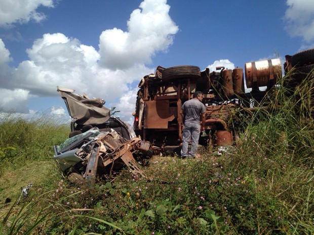 Após acidente, carro de passeio ficou completamente destruído (Foto: Camila Aranha/TV Mirante)