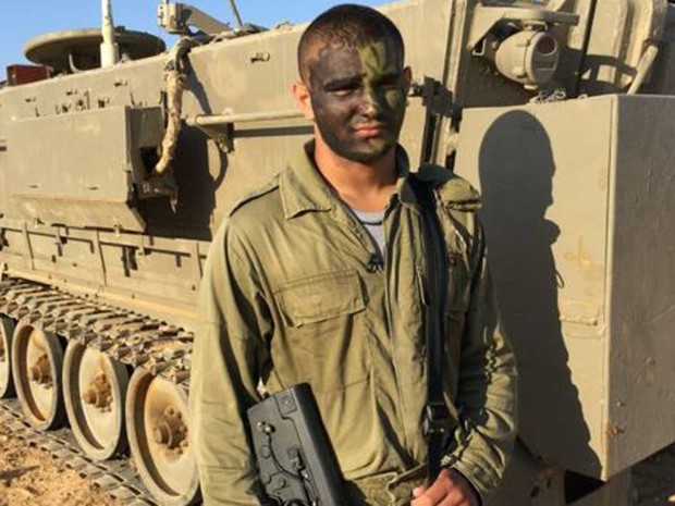 Mahmud diz que incentiva amigos a se alistarem para melhorarem de vida (Foto: BBC) Mahmud diz que incentiva amigos a se alistarem para melhorarem de vida (Foto: BBC)