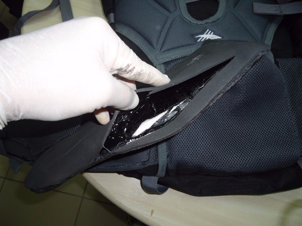 Droga estava escondida em um compartimento da bagagem  (Foto: Divulgação/PF)