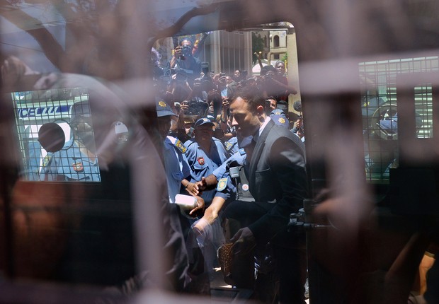 Oscar Pistorius entra no carro da polícia para ser levado à prisão (Foto: AP Photo/Antoine de Ras, Independent Newspapers)