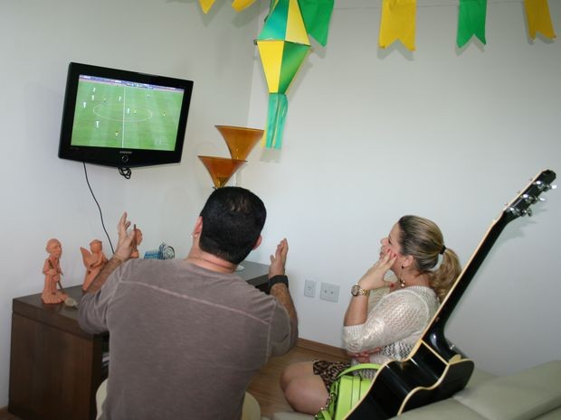 Casal assiste jogo e deixa de lado comemoração do dia dos namorados (Foto: Flávio Antunes/G1)