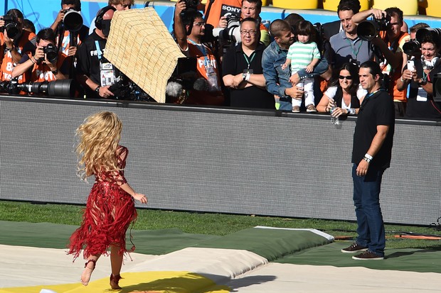 Shakira corre para abraçar o marido, Gerard Piqué, e o filho Milan (Foto: AFP)