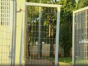 Portões de escolas são arrombados por moradores em busca de água (Foto: Reprodução/TV TEM)