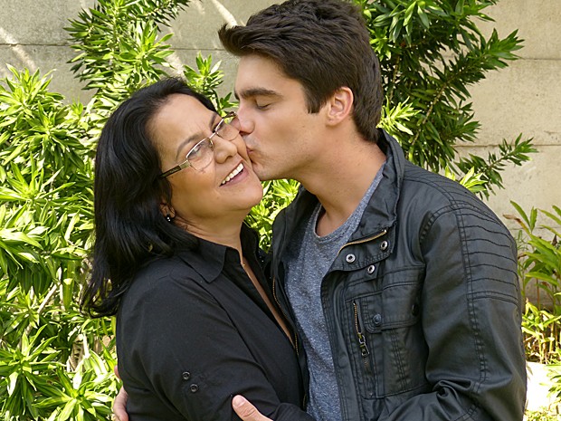 Guilherme Leicam dá um beijo carinhoso na mãe, Odete (Foto: Malhação / TV Globo)