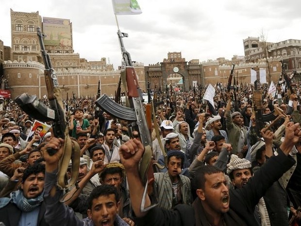 Protesto de rebeldes em Sanaa contra ataques aéreos (Foto: REUTERS/Khaled Abdullah)