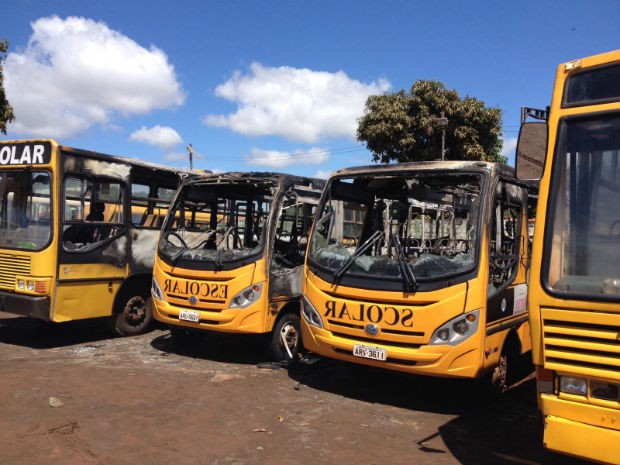 Dois ônibus ficaram destruídos e dois parcialmente queimados (Foto: Vanessa Navarro/ RPC Londrina)