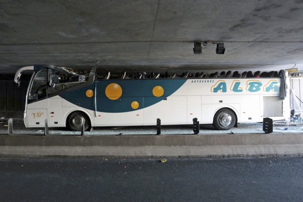 Acidente com ônibus em túnel na França arrancou teto do veículo e deixou 28 feridos (Foto: Stringer/Reuters)