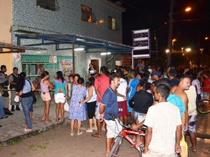 Adolescente é assassinado em bar no bairro Mangabeira em João Pessoa (Foto: Walter Paparazzo/G1)