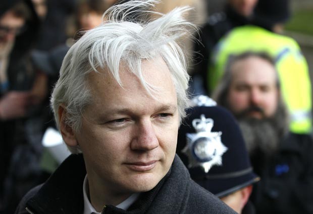O fundador do WikiLeaks, Julian Assange, em 1º de fevereiro ao chegar na Suprema Corte, em Londres (Foto: AP)