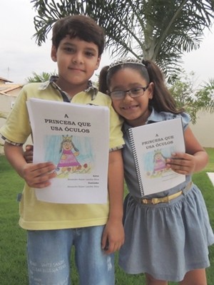 Menino de 7 anos escreve livro para incentivar a irmã de 5 a usar óculos, em Goiânia (Foto: Gabriela Lima/G1)