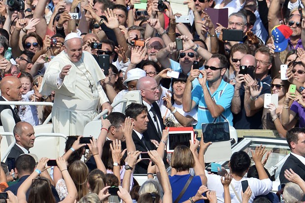 Papa Francisco cumprimenta fiéis na Praça São Pedro neste domingo (28) (Foto: Tiziana Fabi/AFP)