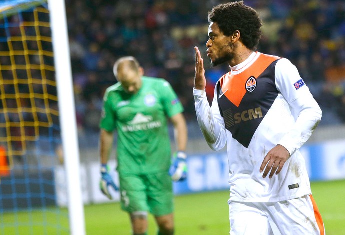 Luiz Adriano comemora gol do Shakhtar contra o Borisov (Foto: Agência AP ) Luiz Adriano comemora gol do Shakhtar contra o Borisov (Foto: Agência AP )