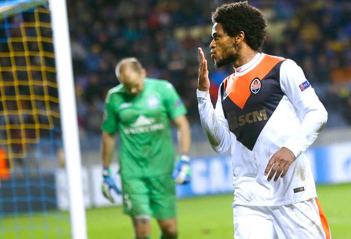 Luiz Adriano comemora gol do Shakhtar contra o Borisov (Foto: Agência AP )