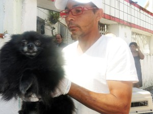 Idosa criava cachorros de várias raças dentro de casa em Praia Grande, SP (Foto: Jéssica Bitencourt/G1)