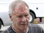 Harrison Ford exibe marcas do acidente que sofreu em março