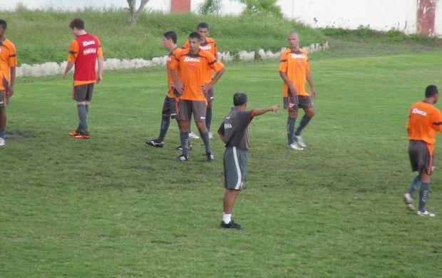 Roberval Davino orienta jogadores do CRB (Foto: Denison Roma / Globoesporte.com)