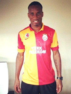 Drogba com a camisa do Galatasaray (Foto: Reprodução / Twitter)