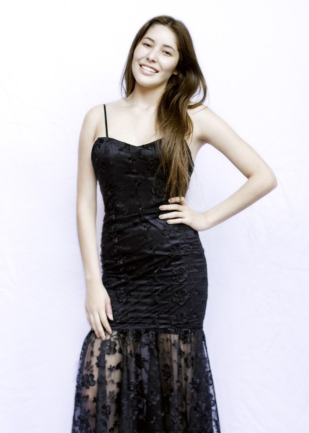 A modelo Carol Lopes com vestido inspirado no de Sasha Meneghel (Foto: Anderson Barros / EGO)