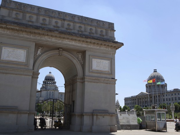 Cópia do original parisiense, o Arco do Triunfo é, na verdade, o portão de uma universidade em Wuhan, na província de Hubei, no centro da China; ao fundo, é possível ver um prédio que imita a Casa Branca de Washington (Foto: AFP)