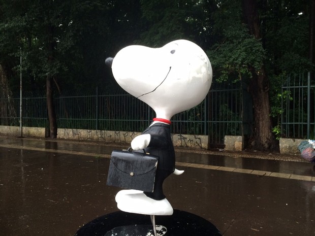Estátua do Snoopy na Paulista sem as orelhas (Foto: Karina Godoy/G1)