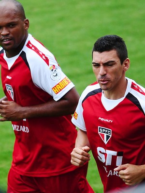 edson silva lucio são paulo treino (Foto: Marcos Ribolli / Globoesporte.com)