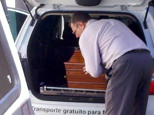 Corpo do funkeiro MC Daleste deixa a funerária de Paulínia (Foto: Roger Paes/EPTV)