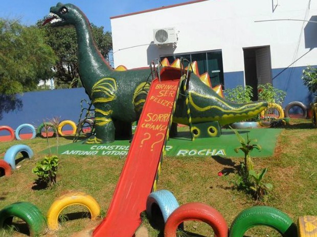 Dinossauro de mais de dois metros foi transformado em escorregador para as crianças (Foto: Divulgação/CMEI Coração de Maria)