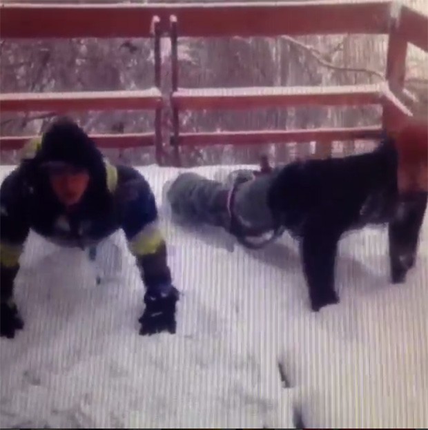 Caio Castro malhando na neve (Foto: Instagram/Reprodução)